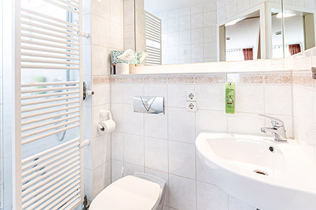 Bad mit Dusche und WC