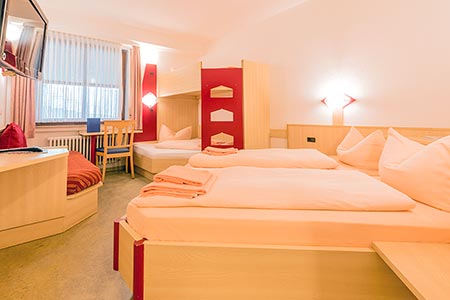 Familienzimmer mit Doppelbett, Einzelbett und Stockbett